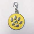 Nahaufnahme der gelben Emaille-Hundemarke mit Pfotenmuster und silbernem Karabinerhaken - Gelb