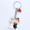 Détail du porte-clés de mariage mariés cartoon avec un petit pendentif en cœur rouge - Style de Couple Classique (M10116)