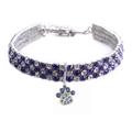 Detail eines dreireihigen Kristallhalsbands mit blauem Pfotenanhänger für kleine Hunde - S / Blau Weiß Pfote