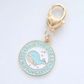 Detalle del colgante de ballena Save the Ocean con cierre de langosta y acabado dorado - 7.5g / Ballena Azul (1)
