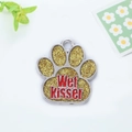 Detail der Glitzer-Pfoten-Marke mit Wet Kisser Text in poliertem Silber-Metallrahmen - Gold