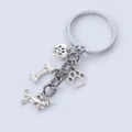 Porte-clés chien minimaliste avec charms teckel, os et pattes sur fond blanc épuré - Style Teckel Avec Os Et Patte Creuse (2)