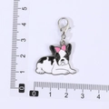 Detailansicht der schwarz-weißen Französischen Bulldogge Schlüsselanhänger mit rosa Schleife - Liegende Kopfschleife (Karabinerverschluss)