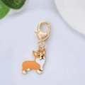 Détail d'un pendentif Corgi doré avec fermoir mousqueton en forme de cœur sur blanc - Corgi Jaune et Or