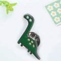 Détail de la broche dinosaure en émail vert avec fermoir papillon sécurisé - Brachiosaure de Dessin Animé Vert Émeraude