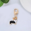 Nahaufnahme eines Emaille-Corgi-Anhängers mit goldener Herz-Karabinerschließe für Taschen - Gold Schwarz Corgi