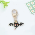Détail d'un pendentif chat chauve-souris d'Halloween avec fermoir cœur doré - Chat Chauve-souris