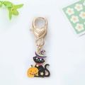 Détail du pendentif émaillé chat noir et citrouille d'Halloween avec fermoir cœur doré - Noir d'Halloween