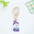 Détail du porte-clés fantôme d'Halloween en émail blanc avec fermoir en forme de cœur doré - Violet Sorcier