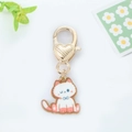 Détail d'un mignon porte-clés chat en émail avec fermoir doré en forme de cœur - Rose