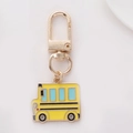Cartoon Schulbus Schlüsselanhänger mit goldenem Metall-D-Ring und Emaille-Finish - Bus