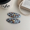 Dettaglio di fermagli BB azzurri con stampa leopardata, cuore d'oro e scritta Sweet - Coppia / Blu
