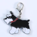 Detail eines Schlüsselanhängers mit Emaille-Terrier, rotem Halsband und silbernem Karabiner - 30MM / Schnauzer