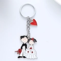 Détail du porte-clés de mariage en alliage de zinc avec mariés de dessin animé et cœur - Couple Chibi s'embrassant (M10124)