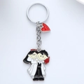 Porte-clés de mariage en métal avec figurines de mariés de dessin animé et petit pendentif cœur - Couple S'embrassant Romantique (M10126)