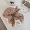 Detalle de coletero de encaje multicapa con tela beige de lunares y decoración de taza café - Beige