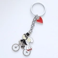 Porte-clés mariage en métal argenté avec cœur rouge et couple de mariés à bicyclette - Balade Romantique à Vélo (M10120)