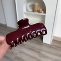 Grande molletta per capelli in acetato rosso vino con finitura lucida e denti robusti - Rosso
