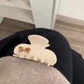 Detail der cremefarbenen Haarklammer mit brauner Schleife und glänzendem Strassstein - Beige Single Bow Style