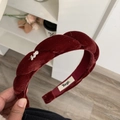 Vue détaillée du serre-tête en velours rouge foncé avec tressage et détails dorés - Rouge