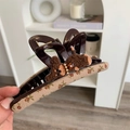 Detail der Haarklammer mit Blumenstoff, Teddybär-Stickerei und Perlenverzierung - AB Seite Haarklammer