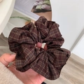 Vista dettagliata dell'elastico per capelli a quadretti marrone scuro con morbida trama a pieghe - Scrunchie Plaid Caffè