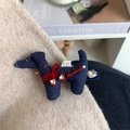 Detalle del broche de perro salchicha hecho a mano con tela de cuadros y pedrería - Pinza Lateral Perro Cuadros Azul Lazo