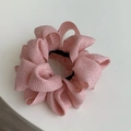 Primer plano detallado del coletero de tela rosa mostrando el tejido y los pliegues - Rosa