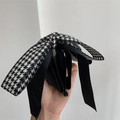 Détail de la pince à cheveux avec nœud en pied-de-poule et satin et pince banane noire - Pince Banane Noire