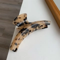 Detailansicht der Haarspange aus Acetat mit Schildpattmuster und goldener Aufschrift - Hell Leoparden Bogen Haarklammer