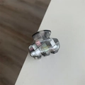 Dettaglio della molletta in acetato a scacchi grigi con scritta dorata Barrette la France - Mini Stile a Scacchi Quadrato