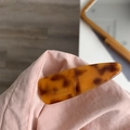 Vista ravvicinata del fermaglio per capelli tartarugato con incisione fatta a mano - Caffè Caramello