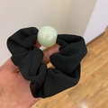 Eleganter schwarzer Scrunchie mit einer großen, irisierenden hellgrünen Perle als Akzent - Schwarz