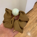 Elastico per capelli in tessuto marrone con una grande perla bianca dai riflessi cangianti - Marrone