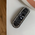 Detailansicht der Haarspange mit Katzenprint, Marmormuster und glänzenden Strasssteinen - Grauschwarz