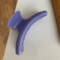 Dettaglio della pinza per capelli viola glitterata con scritta France Handmade in resina - Pinza Ad Arco Viola