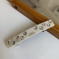 Dettaglio di strass a cuore e incisione della lettera R su fermaglio bianco avorio - Stile Lettera R / Bianco latte