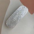 Eleganter rechteckiger Haarclip aus weißem Acetat-Marmor mit LAYMOOD-Schriftzug - Weiß Buchstaben Haarklammer