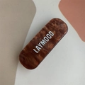 Rechteckige Haarklammer mit brauner Schildpatt-Textur und weißem LAYMOOD-Schriftzug - Karamell Buchstaben Haarclip