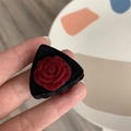 Elegante zwarte geflockte haarklem met een gedetailleerde dieprode rozenbloem - Zwarte Achtergrond Kleine Bloemen