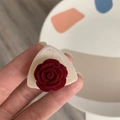 Detail van een handgemaakte crème haarklem met een donkerrode fluwelen roos - Wit Bloemen