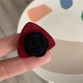 Detailopname van elegante rode fluwelen bloemhaarklem met zwarte 3D-roos accent - Rood met Kleine Bloemen