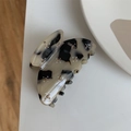 Elegante vlinder haarklem met schildpadpatroon en goudkleurige strass-steentjes - Lichte Luipaardprint