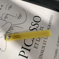 Fermaglio rettangolare giallo con strass a cuore e scritte France Handmade - Giallo