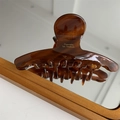 Dettaglio della elegante pinza per capelli tartarugata con incisione dorata di classe - 9.8cm x 4cm / Caffè Puro