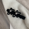 Dettaglio del fermaglio per capelli in velluto nero con cuori in metallo e strass scintillanti - Nero