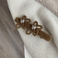 Dettaglio della molletta per capelli a fiore in velluto marrone con cuori e cristalli - Giallo