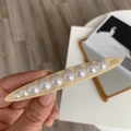 Dettaglio ravvicinato della clip per capelli francese con perle e incisione Barrette - Clip a molla / Beige Aerodinamico