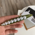 Dettaglio del fermaglio per capelli a baccello verde con perle e testo dorato vintage - Clip a molla / Verde Aerodinamico