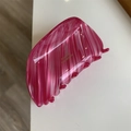 Dettaglio del mollettone per capelli in resina rosa marmorizzata con scritta dorata - Clip a Squalo Texture Marmo Rosa